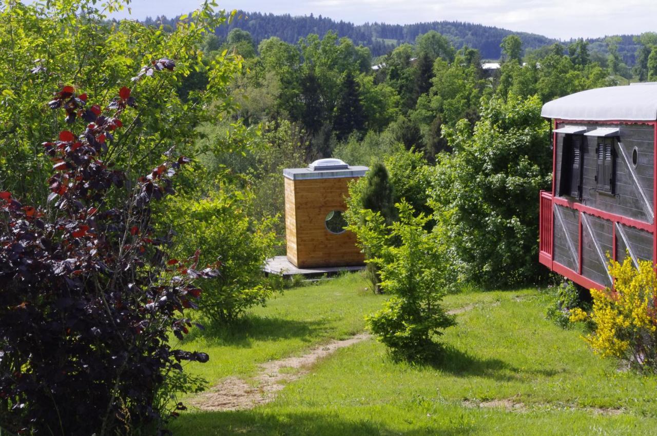 Les Roulottes Et Cabanes Du Livradois Guest House Cunlhat Bagian luar foto