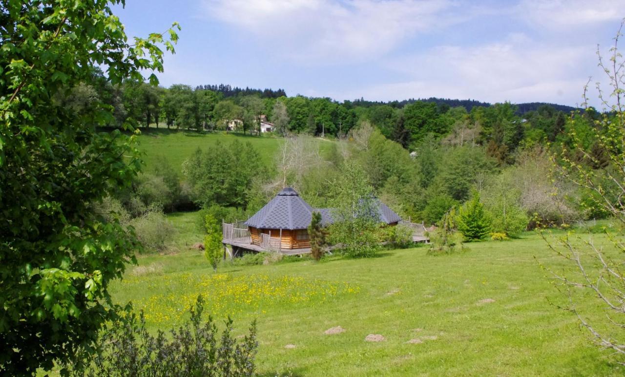 Les Roulottes Et Cabanes Du Livradois Guest House Cunlhat Bagian luar foto