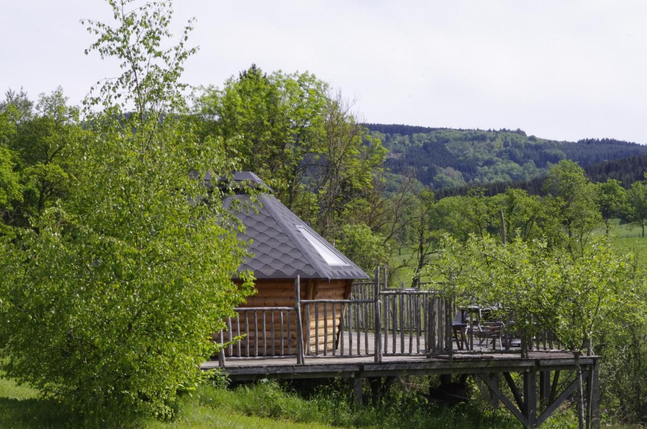 Les Roulottes Et Cabanes Du Livradois Guest House Cunlhat Bagian luar foto